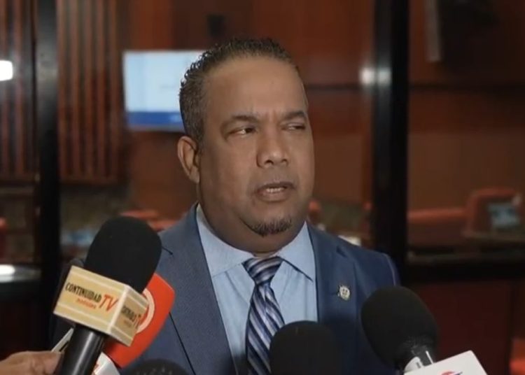 Héctor Acosta responde a Leonel Fernández: “Te quiero, te adoro, pero así no”