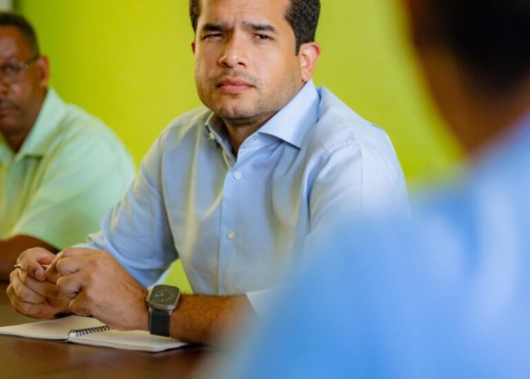 Omar Fernández critica mal estado de escuelas; propone recintos verticales y modelo STEAM