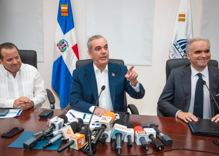 Abinader encabeza reunión para asegurar inicio exitoso del año escolar 2025-2026