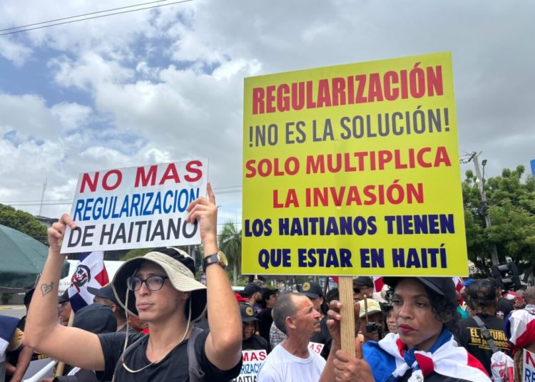 Realizan marcha de la Antigua Orden Dominicana en rechazo a la presencia de haitianos ilegales