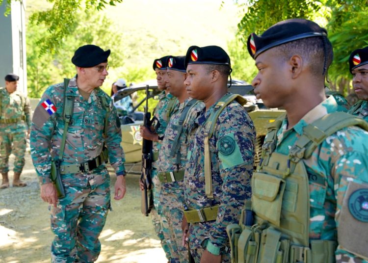 Comandante General del ERD recorre Carretera Internacional en la frontera