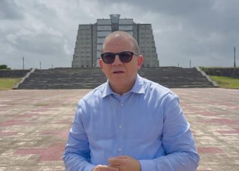 Rafael Castillo dona banderas al Faro a Colón para reemplazar pabellones rotos y sucios