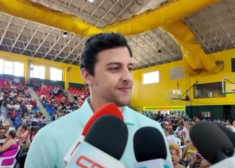 Raymond Rodríguez motiva a padres y niños durante entrega de útiles: “Estas mochilas están cargadas de sueños y esperanza”