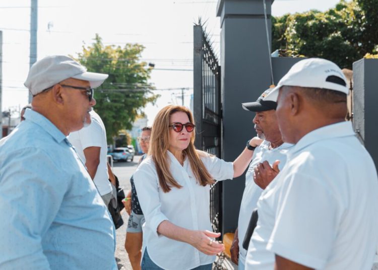 Carolina recorre cementerios y envía mensaje especial por el Día de los Padres