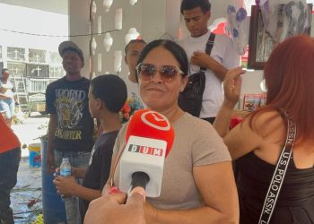 Familiares acuden a cementerios a honrar a sus padres fallecidos en Santiago