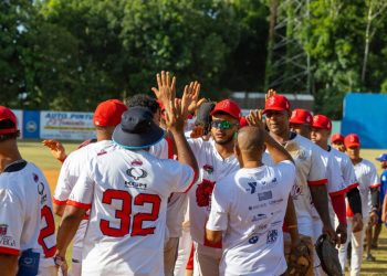 Reales de Santiago continúan invictos en la temporada Liga Nacional de Béisbol de Verano