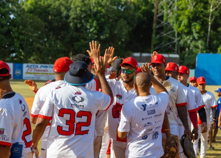 Reales de Santiago continúan invictos en la temporada Liga Nacional de Béisbol de Verano