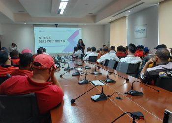 Centro de Intervención Conductual del MP imparte charla a colaboradores en Santiago