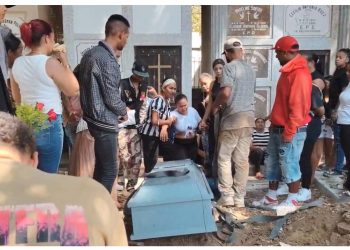 Sepultan a joven asesinado con casco de botella en Santiago; familia clama por justicia
