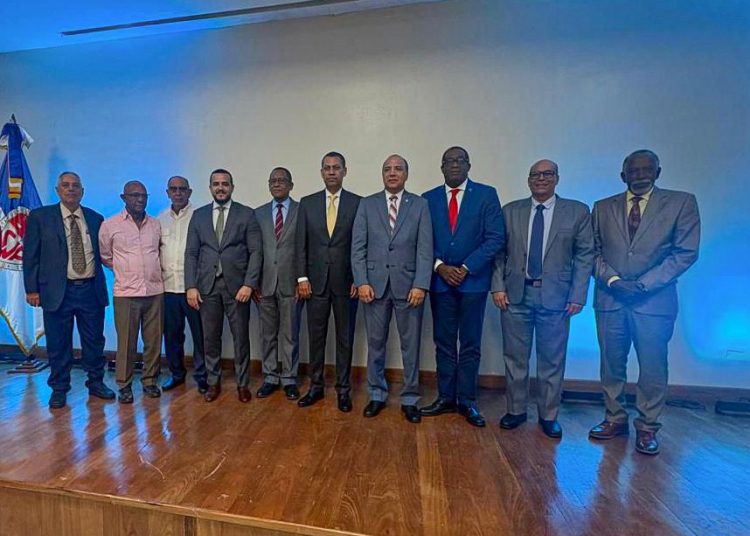 Realizan conferencia sobre el fenómeno de los outsiders en la política contemporánea