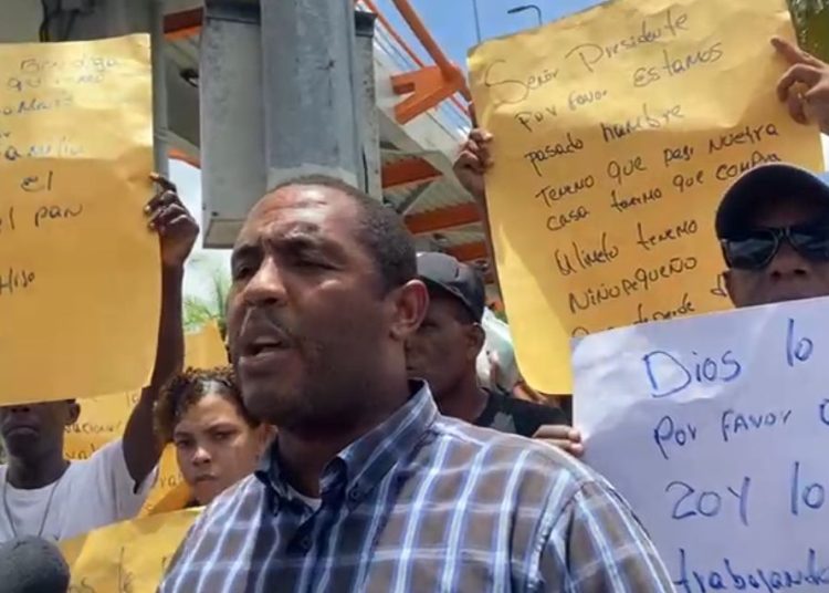 Vendedores ambulantes protestan en la 27 de Febrero exigiendo su derecho al trabajo