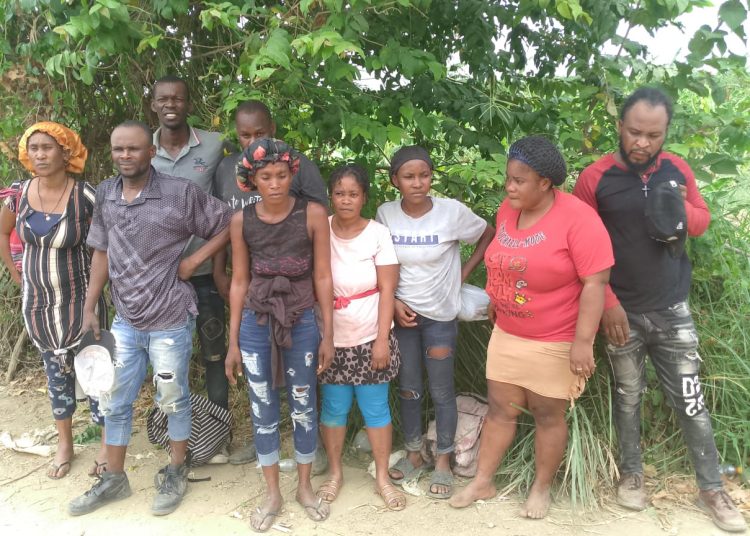 Ejército detiene a nueve haitianos en Mao que serían trasladados clandestinamente a Santiago