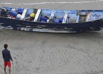 Autoridades continúan búsqueda tras naufragio de embarcación de migrantes con 4 muertos