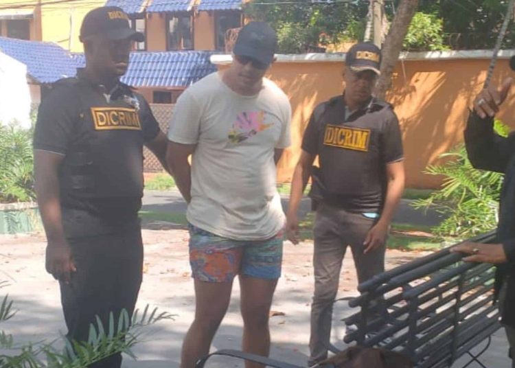 Aplazan para el viernes coerción a norteamericano acusado de lanzar perro del 11.º piso en DN