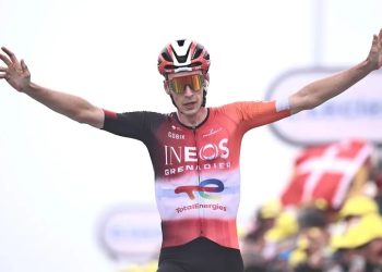 Arensman triunfa en Superbagnères y Pogacar sigue de amarillo