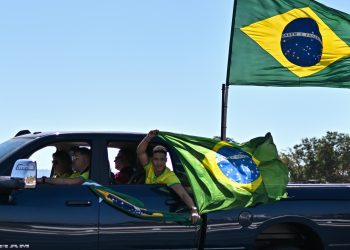 Seguidores de Bolsonaro hacen una caravana en Brasilia contra el juicio por golpismo