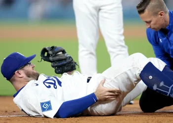 Max Muncy fuera al menos seis semanas por contusión en la rodilla izquierda
