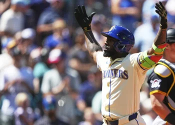 Arozarena brilla con jonrón decisivo y Marineros blanquean por tercer juego seguido a los Piratas