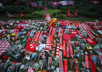 Un mar de bufandas rojas emerge en Anfield para recordar a Diogo Jota