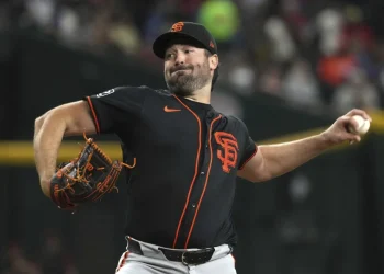 Robbie Ray lanza juego completo y los Gigantes vencen 7-2 a los Diamondbacks para dividir la serie