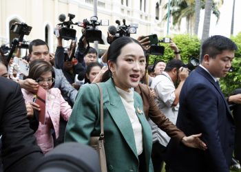Justicia tailandesa suspende a la primera ministra y acorrala a los Shinawatra