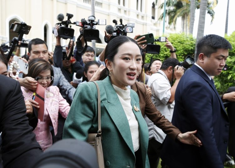 Justicia tailandesa suspende a la primera ministra y acorrala a los Shinawatra