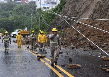La tormenta tropical Flossie sigue debilitándose y se aleja de las costas de México