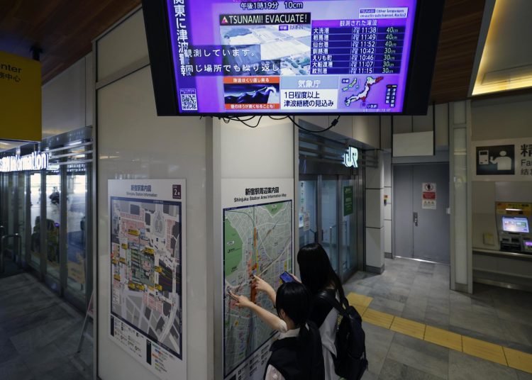 Japón rebaja la alerta por tsunami en la mitad de su costa pero la mantiene en el noreste