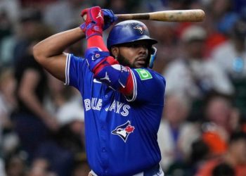 Vladimir Guerrero Jr. lidera décima victoria consecutiva de Toronto en casa con jonrón de 420 pies