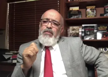 Juez ordena detención del comunicador Ángel Martínez por agredir verbalmente en audiencia