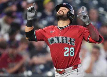 Eugenio Suárez vuelve a brillar con dos jonrones y D-backs barren a los Cardenales