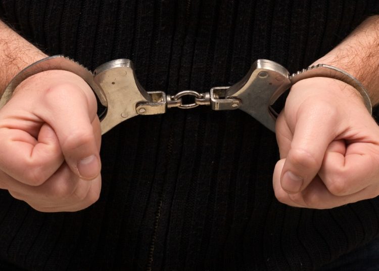 Arrestan a hombre acusado de disparar contra otro en El Seibo