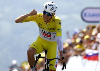 Pogacar se impone en la cronoescalada y apuntala el liderato del Tour de Francia