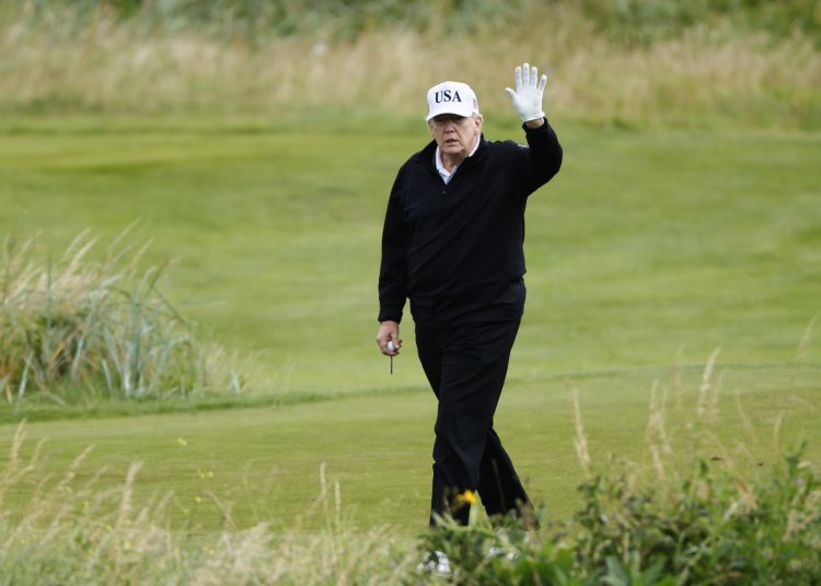 Trump juega al golf en Escocia antes de sus reuniones con Von der Leyen y Starmer