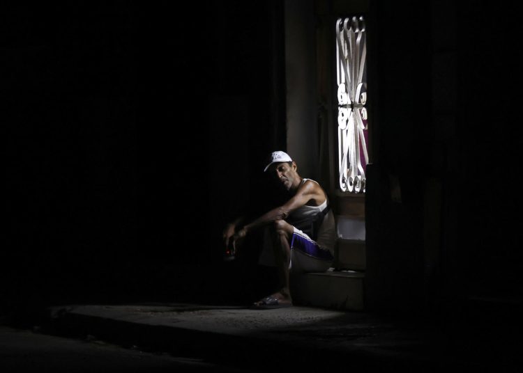 El 46% de Cuba sufrirá apagones simultáneos este jueves en plena crisis energética