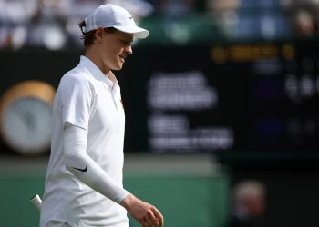 Sinner mantiene la protección en el codo en el entrenamiento previo a jugar con Djokovic