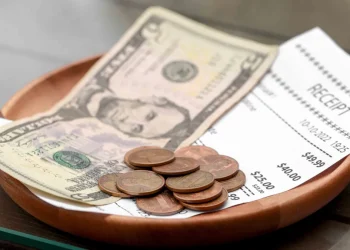 Propinas digitales restan ganancias a los meseros en EE.UU.