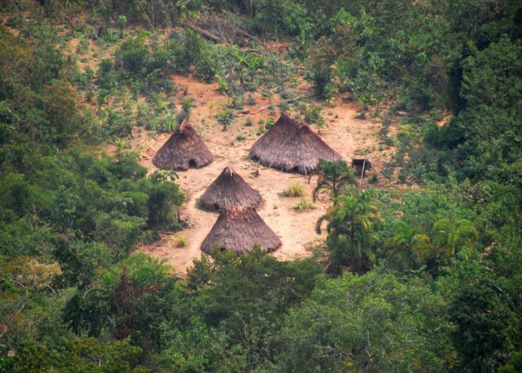 Piden declarar como reserva indígena un territorio peruano con pueblos en aislamiento