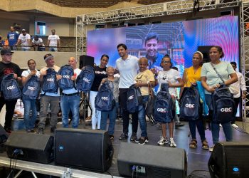 Fundación GBC entrega útiles escolares a más de 500 familias en el Coliseo Teo Cruz