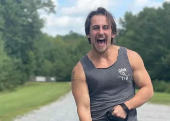Actor Adam Turck muere tras intervenir en una pelea doméstica en Virginia