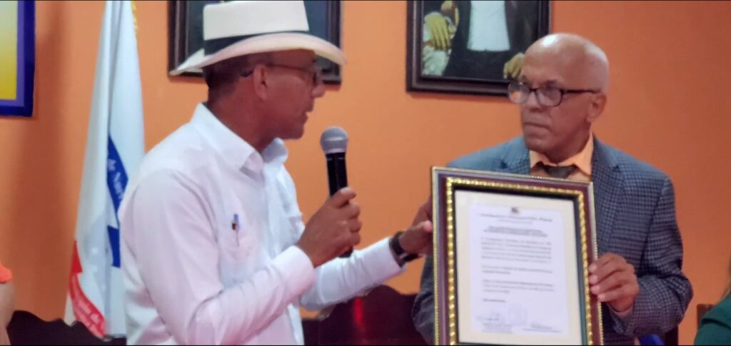 Honran al escritor Miguel Andrés Reyes Raposo como Hijo Meritorio - Noticias de hoy en República Dominicana | De Último Minuto