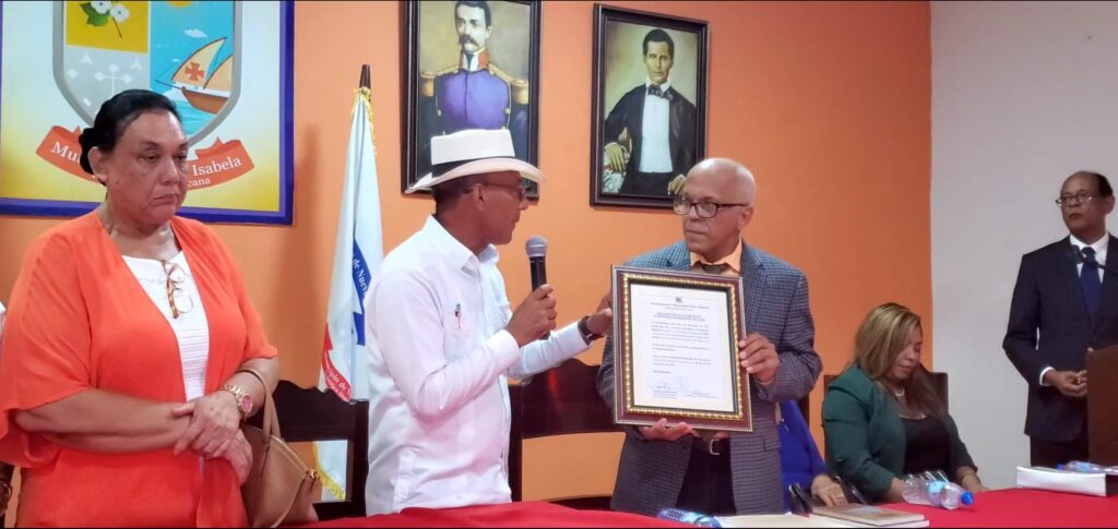 Honran al escritor Miguel Andrés Reyes Raposo como Hijo Meritorio - Noticias de hoy en República Dominicana | De Último Minuto