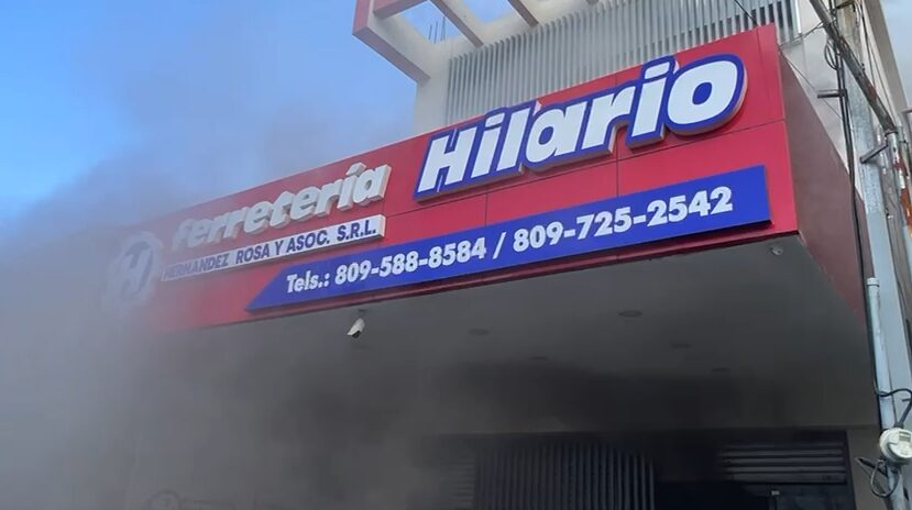 Bomberos combaten incendio en la Ferretería Hilario