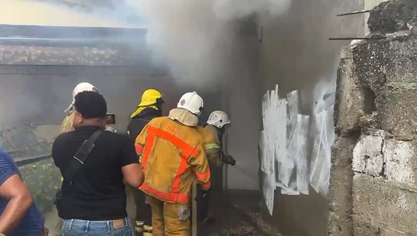 Bomberos combaten incendio en la Ferretería Hilario