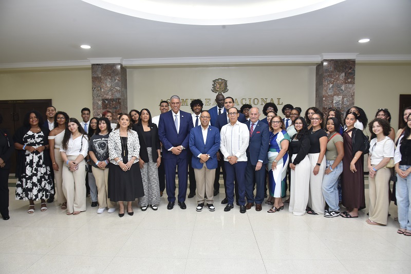 Cámara de Diputados recibe a estudiantes dominico-españoles ganadores del Premio al Mérito Escolar Madrid 2025 - Noticias de hoy en República Dominicana | De Último Minuto