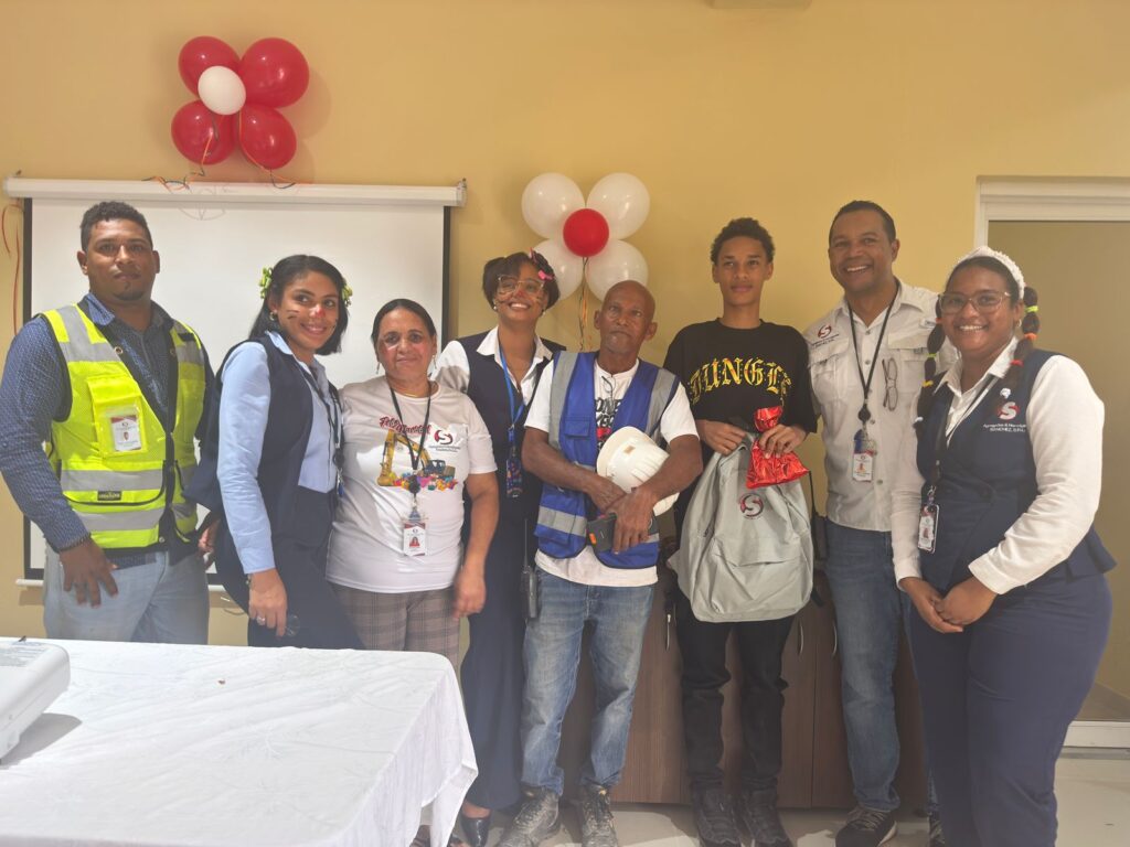 con jornada de entrega de útiles escolares