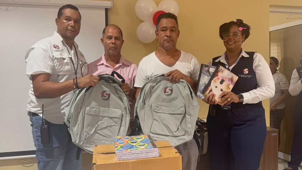 con jornada de entrega de útiles escolares