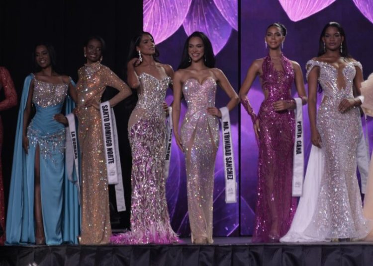 Beldades derrocharon glamour y elegancia en la competencia preliminar del Miss RD 2025