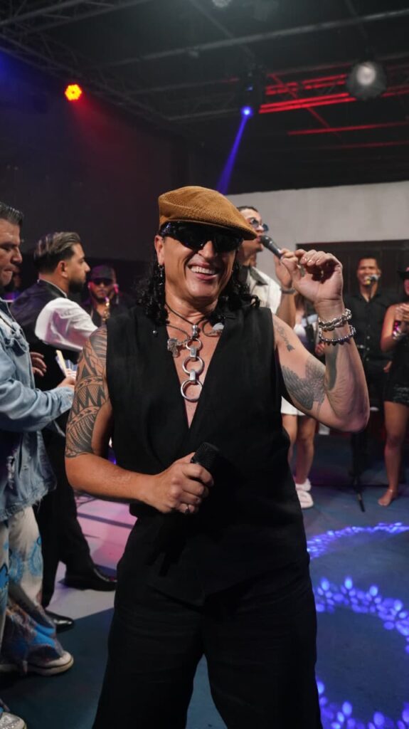 A ritmo de “Suavemente”, Elvis Crespo enciende La Casa de Alofoke - Noticias de hoy en República Dominicana | De Último Minuto