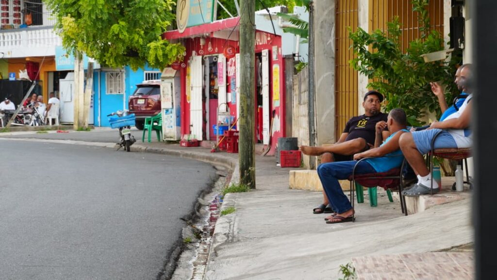 Moradores de Invivienda al grito por constantes apagones y alzas en la factura eléctrica - Noticias de hoy en República Dominicana | De Último Minuto